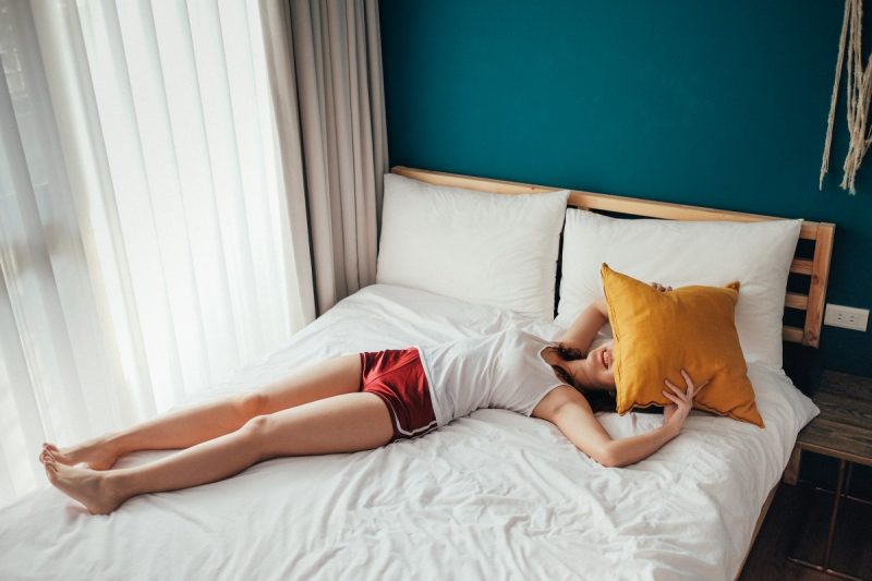 pillow between legs when sleeping