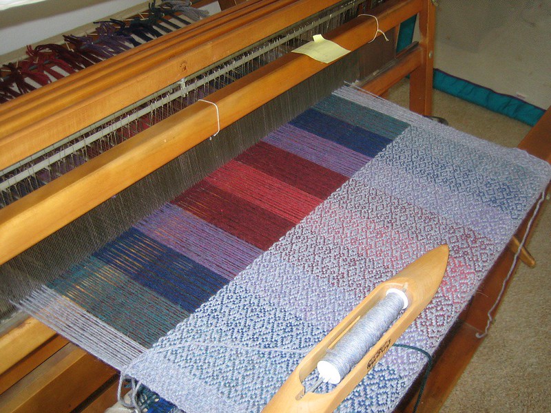 how to weave a blanket on a loom