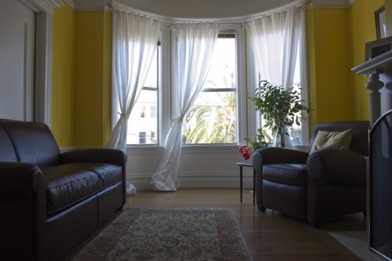 How to hang curtains on windows with crown molding