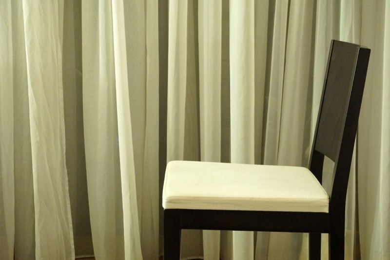 what color curtains with green walls and brown furniture
