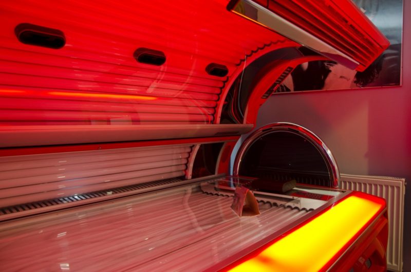How much does a tanning bed weigh
