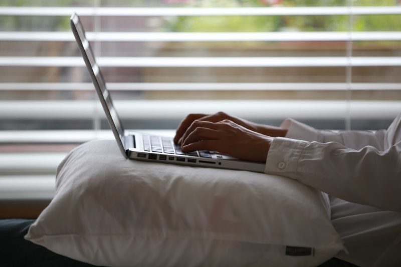 how to use a laptop in bed