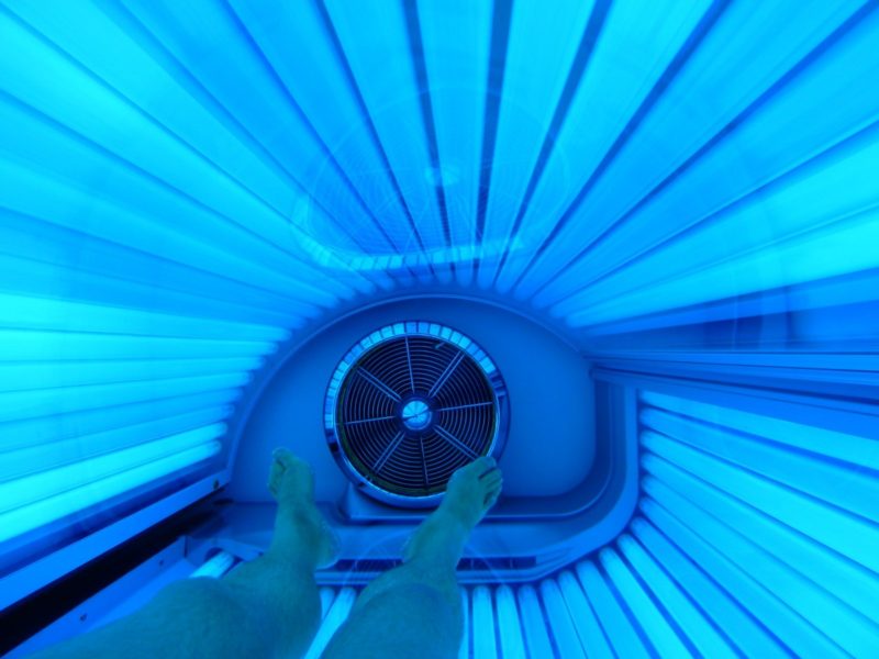 who invented the tanning bed