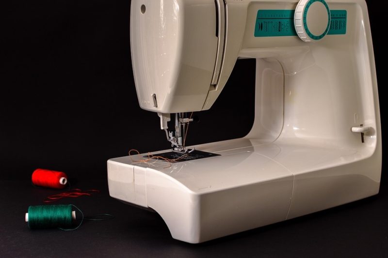 how does a sewing machine work