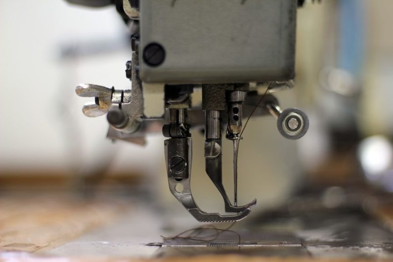 how to change a sewing machine needle