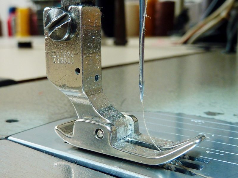 how to put a needle in a sewing machine