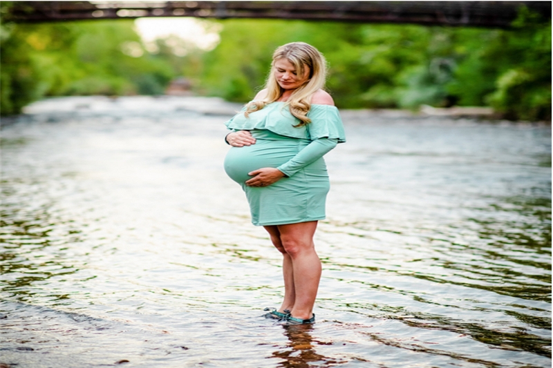 What to Wear for Maternity Photos Outside