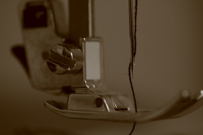 how to change presser foot on singer sewing machine