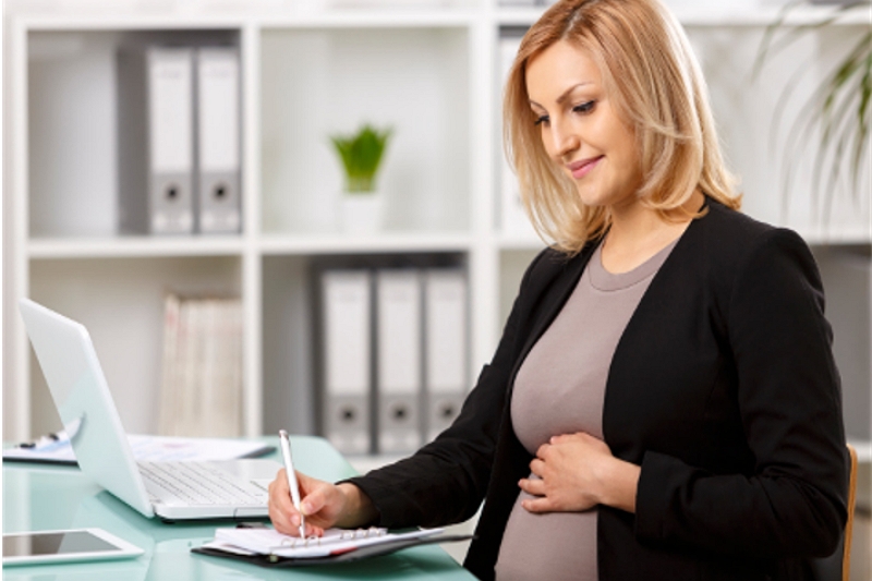 how to email HR about maternity leave