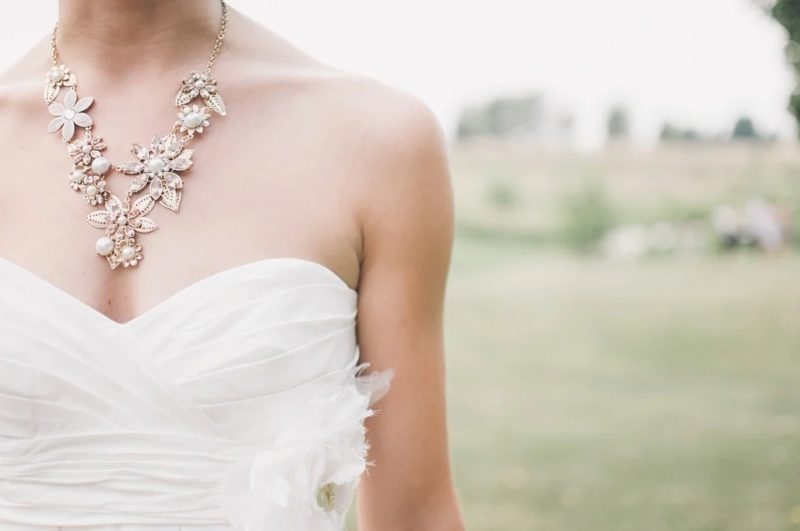 how to accessorize wedding dress