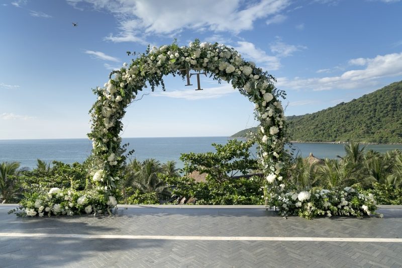 how to decorate a wedding arch with fabric