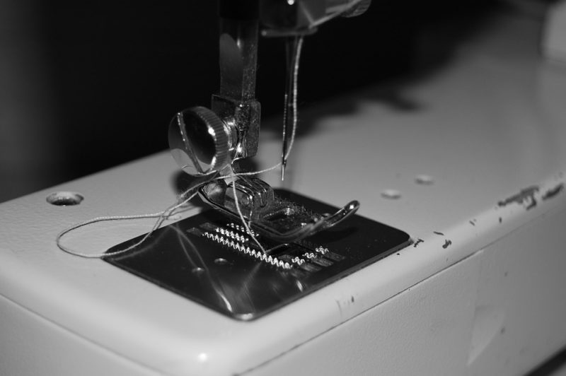 how to use different sewing machine feet