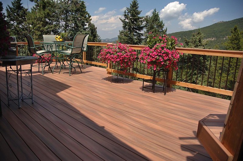 how to clean composite deck with mildew