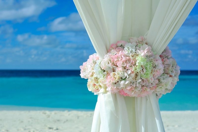 How to Decorate Wedding Columns With Chiffon 