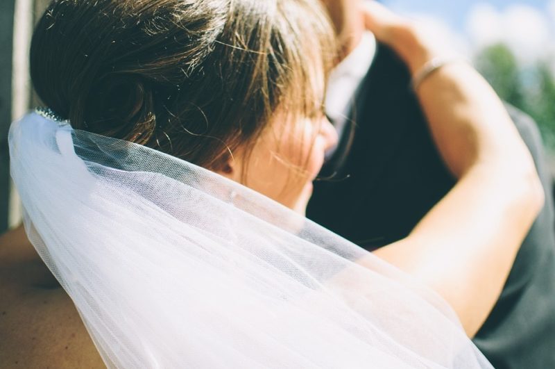 how to wear a wedding veil