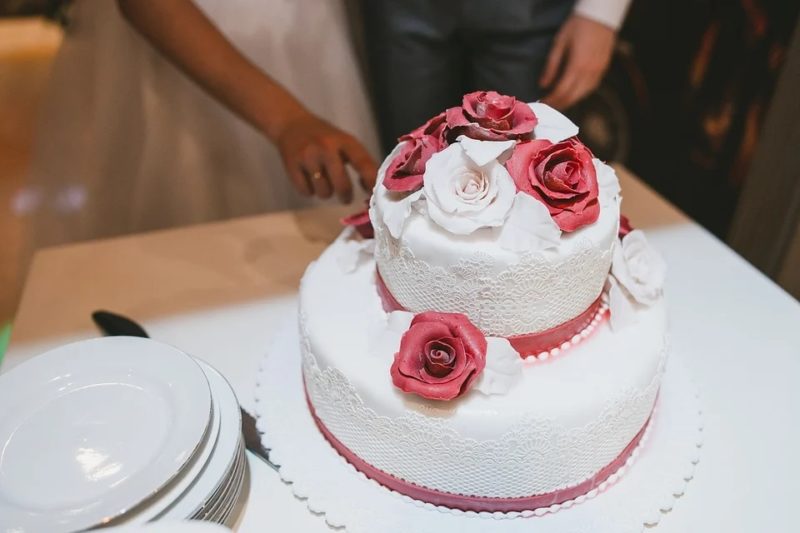 who cuts the cake at a wedding