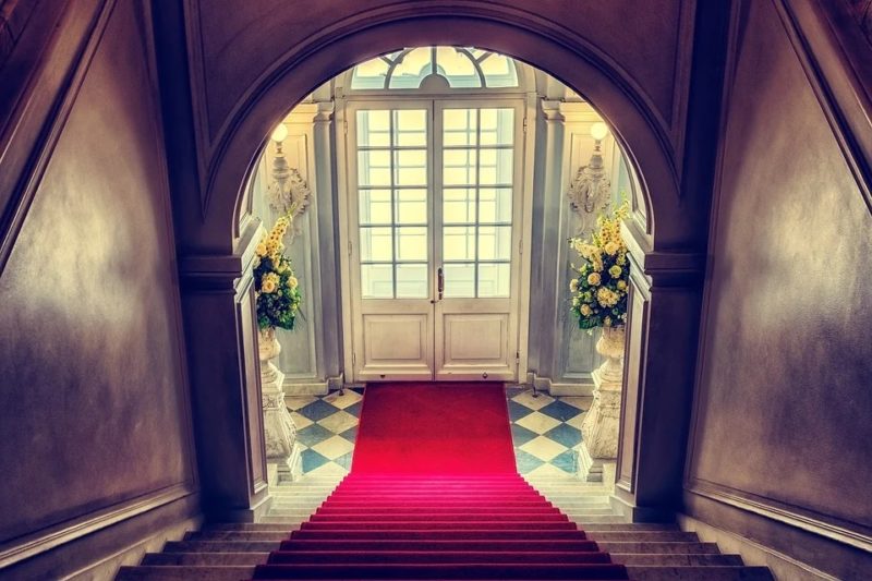 how to decorate a staircase for a wedding