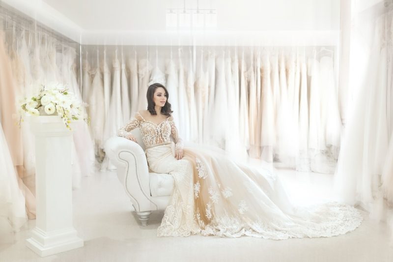 what color goes with ivory wedding dress
