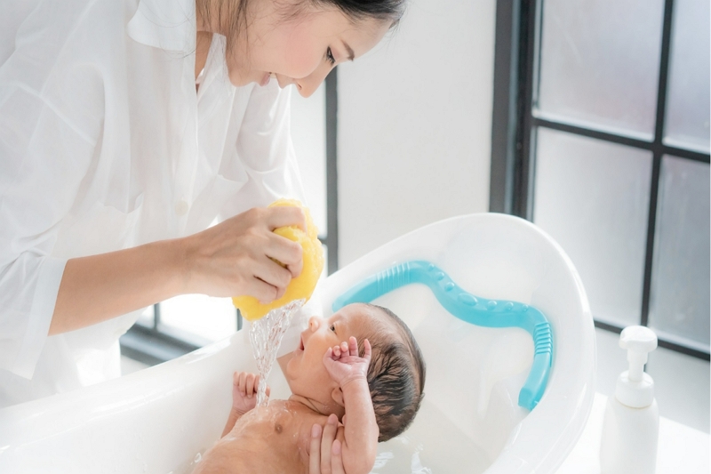 How to Give Baby a Bath in The Tub