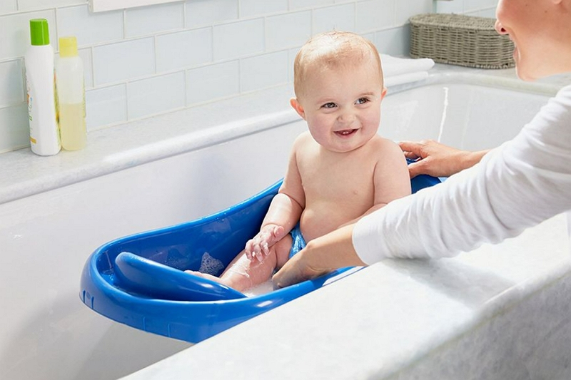 How to give a newborn baby a bath