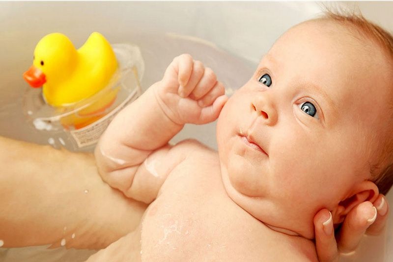 How to wash baby hair in bath with shampoo