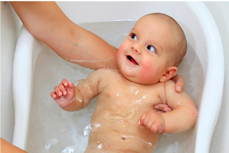 What to do if baby poops in bathtub