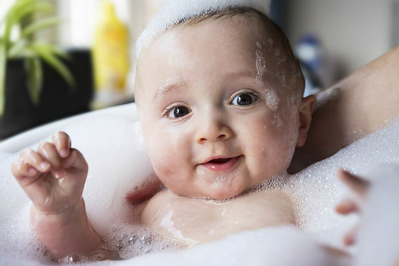 How to sponge bath a baby