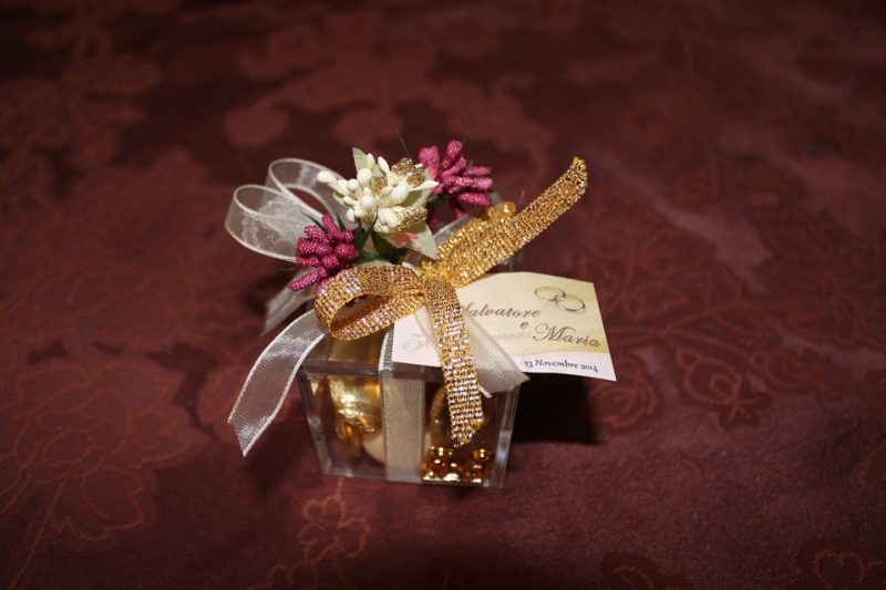 how much to spend on wedding favors
