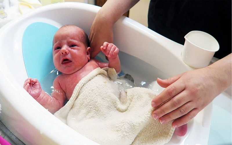 How To Use a Baby Bath Tub