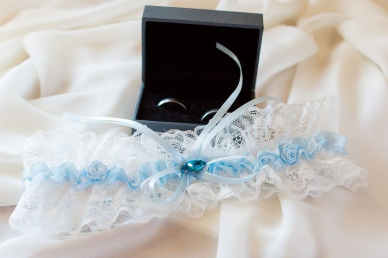 what is a wedding garter