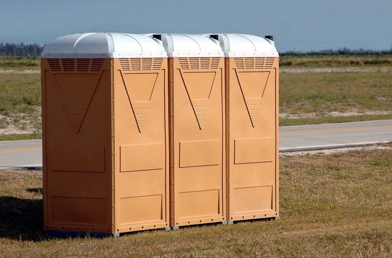 how much does it cost to rent a porta potty for a wedding