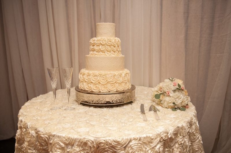 how to decorate a wedding cake