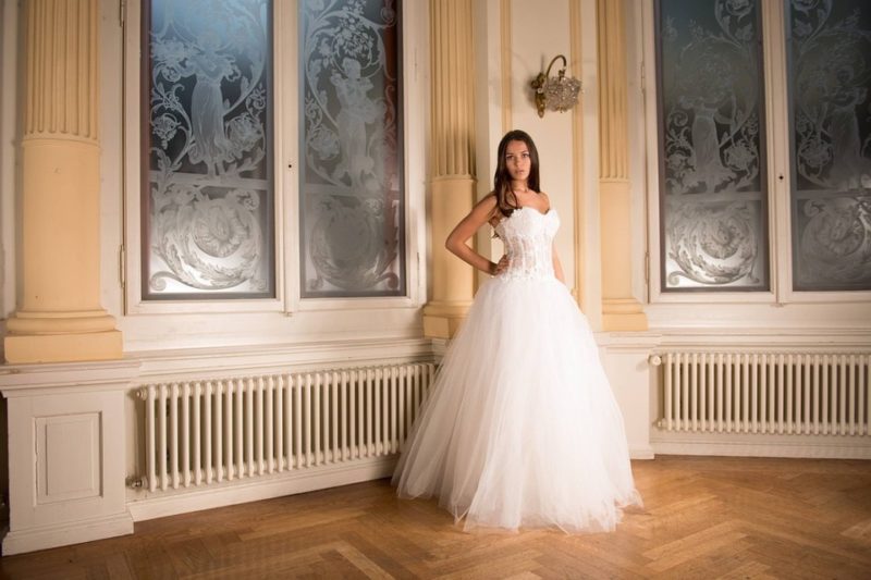 how much is an oscar de la renta wedding dress