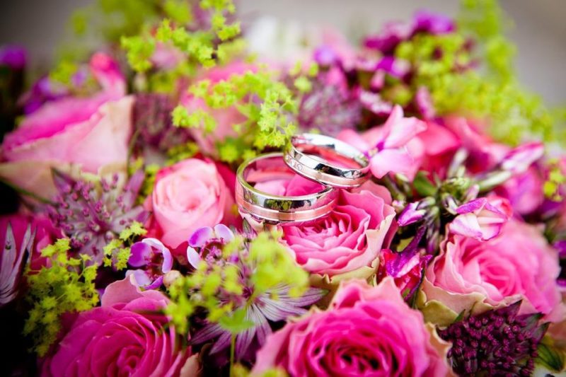 how to save on wedding flowers