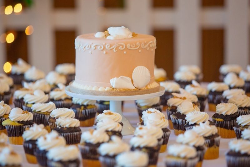 how to display cupcakes for a wedding
