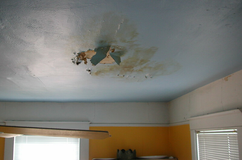 how to dry out a water damaged ceiling