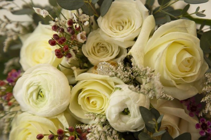 how to make wedding bouquet with roses