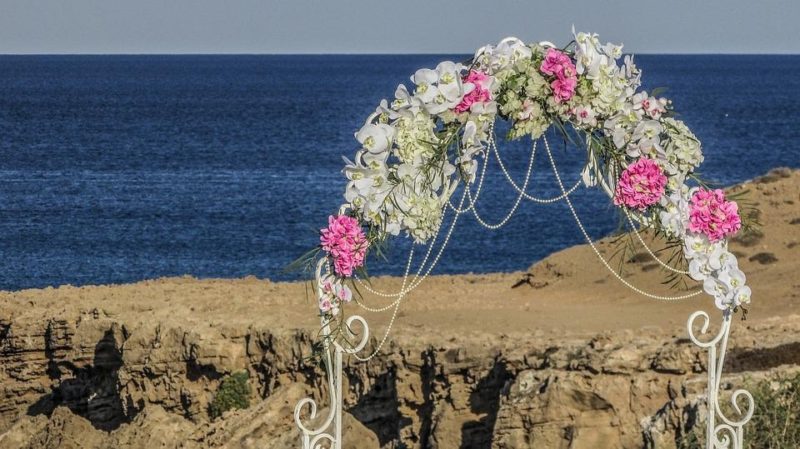how to make a wedding arch stand up