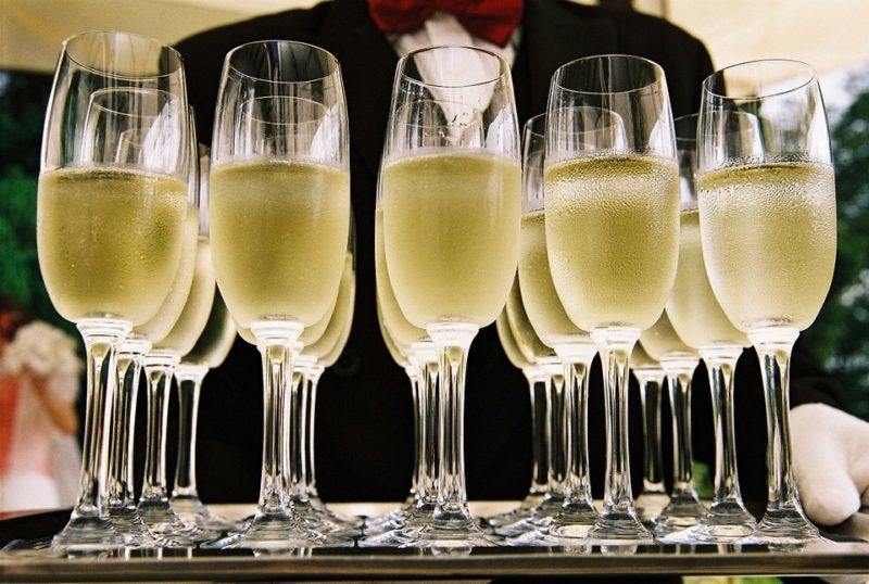 how much champagne for wedding