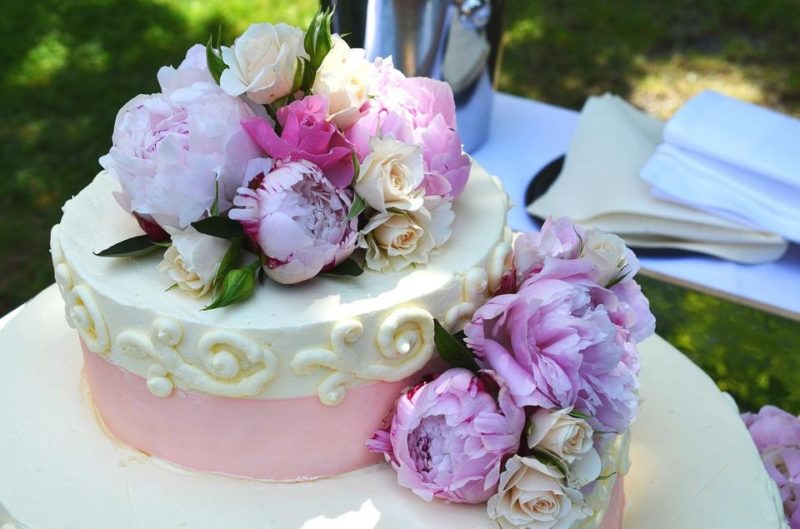 how to put fresh flowers on a wedding cake