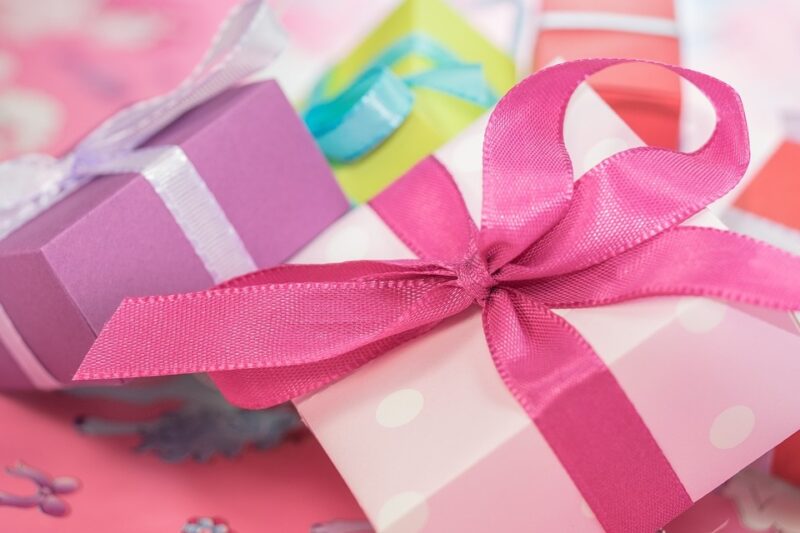 how much to spend on baby shower hostess gift